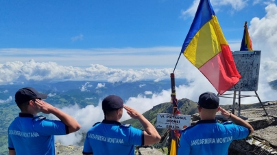 Ziua Drapelului sărbătorită la înălțime: Jandarmii maramureșeni au amplasat tricolorul în vârf de munte