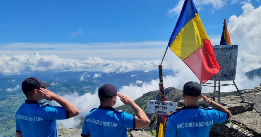 Ziua Drapelului sărbătorită la înălțime: Jandarmii maramureșeni au amplasat tricolorul în vârf de munte
