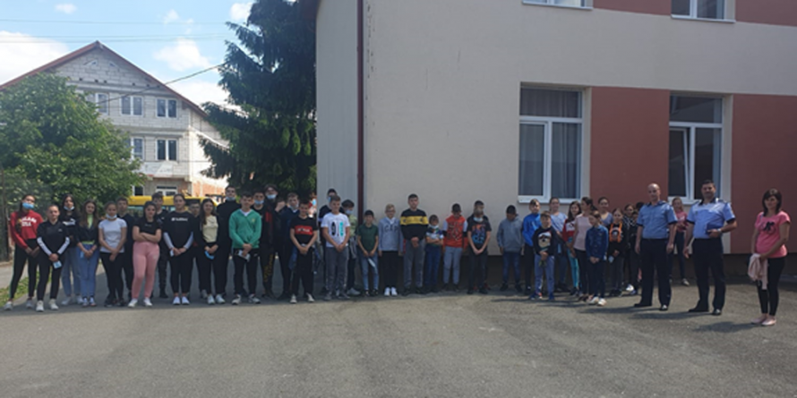 Polițiștii Biroului Siguranța Școlară au „descins” la Școala Gimnazială Rozavlea
