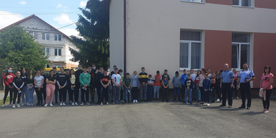Polițiștii Biroului Siguranța Școlară au „descins” la Școala Gimnazială Rozavlea