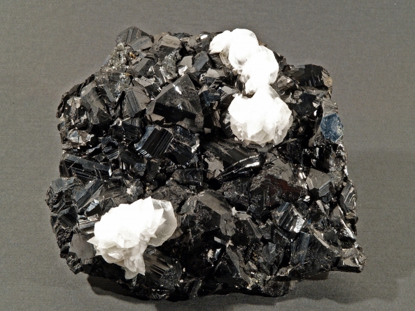 Frumusețile Maramureșului: Un eșantion din sfalerit și calcit provenit de la Mina Herja este exponatul săptămânii la Muzeul de Mineralogie din Baia Mare (FOTO)