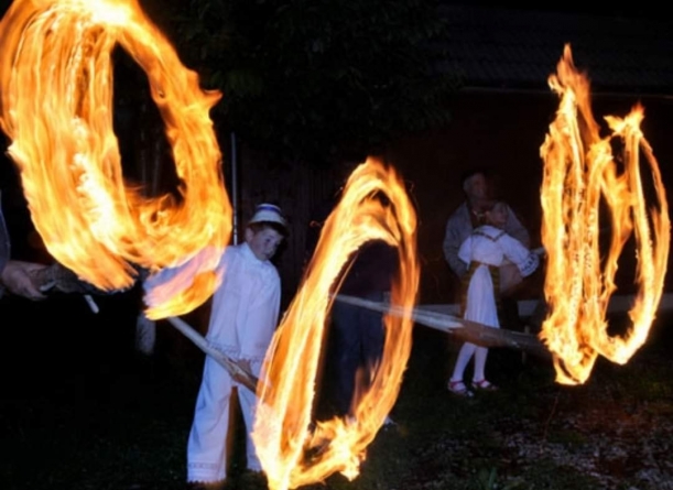 În ajun de Sânziene: Obiceiul rotirii făcliilor în Maramureșul Istoric