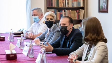 Florin Cîțu: Preoții vor să se implice în campania de vaccinare. Vor fi caravane locale, mai ales în mediul rural