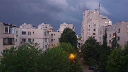 Capricii specifice sezonului estival: Maramureșul mai rămâne sub coduri galbene de instabilitate atmosferică temporar accentuată respectiv pericol de inundații