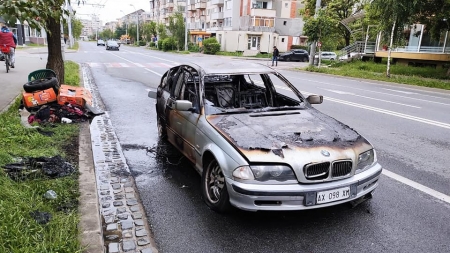 Foc la răsărit: Un autoturism a luat foc pe strada Grănicerilor din Baia Mare. Șoferul, un italian, a acroșat bordura sensului giratoriu (VIDEO ȘI FOTO)