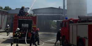 112: Ciclon cu rumeguș cuprins de flăcări în Cicârlău (FOTO)