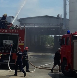 112: Ciclon cu rumeguș cuprins de flăcări în Cicârlău (FOTO)