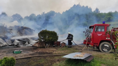 Flăcări violente: Pompierii maramureșeni au luptat timp de trei ore cu focul izbucnit la o casă din Săcel (VIDEO ȘI FOTO)