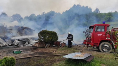 Flăcări violente: Pompierii maramureșeni au luptat timp de trei ore cu focul izbucnit la o casă din Săcel (VIDEO ȘI FOTO)
