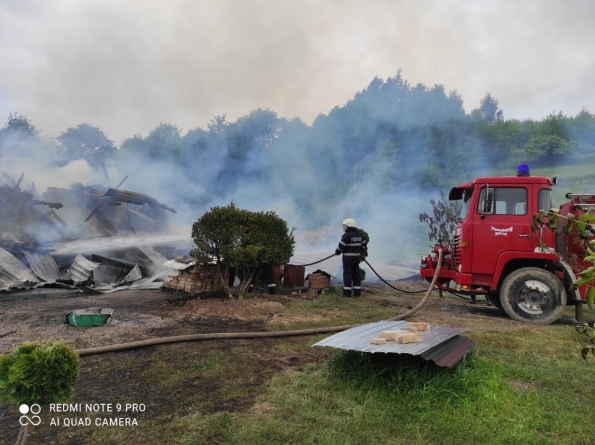 Flăcări violente: Pompierii maramureșeni au luptat timp de trei ore cu focul izbucnit la o casă din Săcel (VIDEO ȘI FOTO)