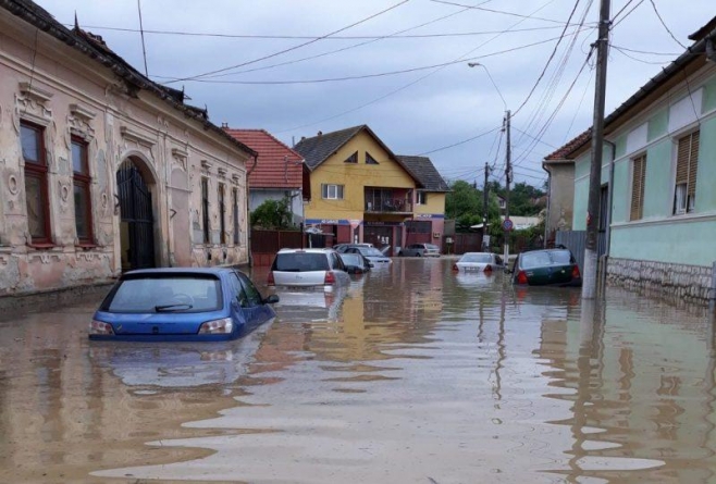 Explicația unui fenomen meteorologic: ciclonul din Marea Neagră. Specialiștii anunță pentru intervalul viitor noi furtuni violente dar și o alertă de inundații