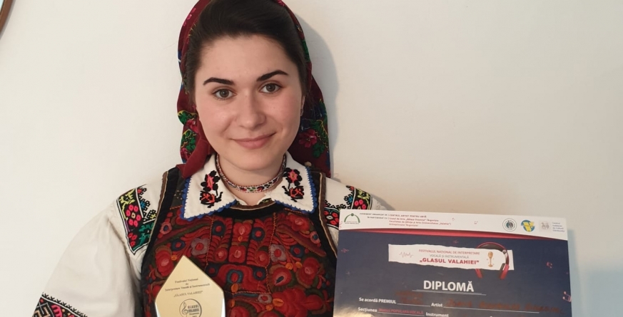 Maramureșeanca Ioana Alexandra Gherghel a obținut Marele Trofeu al secțiunii Muzică populară la Concursul Național “Glasul Valahiei” (FOTO)