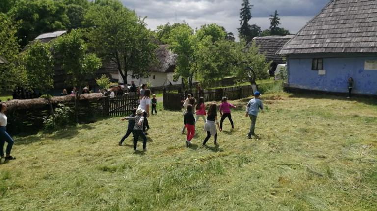 „Jocurile copilăriei” la Muzeul Satului din Baia Mare