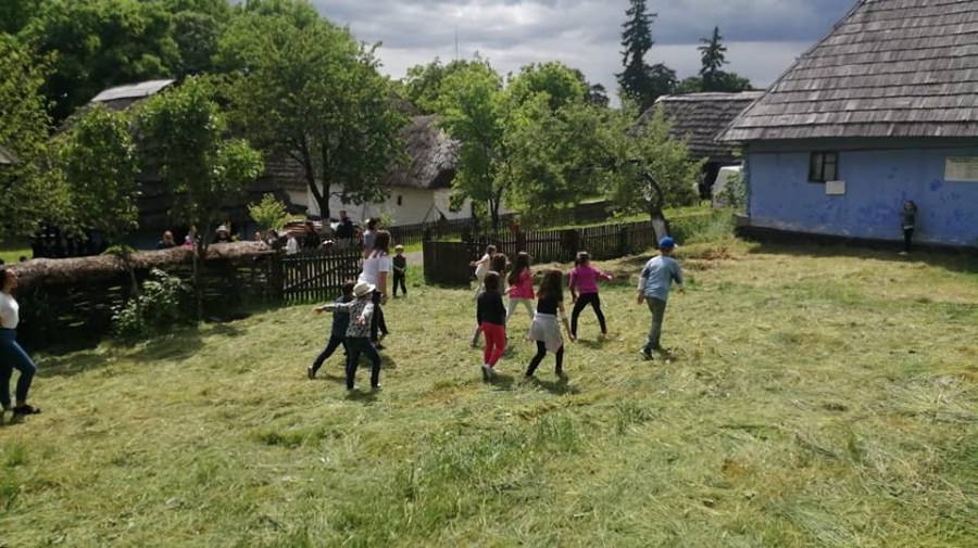 „Jocurile copilăriei” la Muzeul Satului din Baia Mare