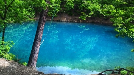 Atrage ca un magnet turiștii: Lacul Albastru din Baia Sprie, oază de frumusețe și relaxare