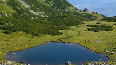 Vizitează Maramureșul!: Lacul glaciar Iezer, de o frumusețe aparte, singurul din țară care are forma României. Află lucruri mai puțin cunoscute (VIDEO ȘI FOTO)