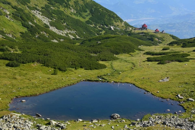 Vizitează Maramureșul!: Lacul glaciar Iezer, de o frumusețe aparte, singurul din țară care are forma României. Află lucruri mai puțin cunoscute (VIDEO ȘI FOTO)