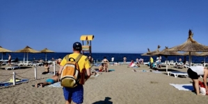 Cum funcționează metoda „ziarul” prin care hoții fură portofelele și telefoanele turiștilor de pe litoral