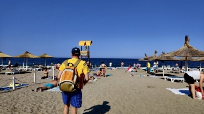 Cum funcționează metoda „ziarul” prin care hoții fură portofelele și telefoanele turiștilor de pe litoral