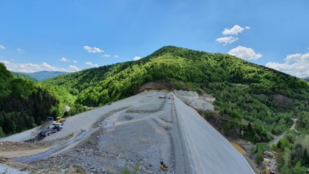 Muncă intensă în Maramureș: Ritm susținut la realizarea obiectivului „Baraj Runcu”. Care este stadiul lucrărilor, la începutul verii (FOTO)
