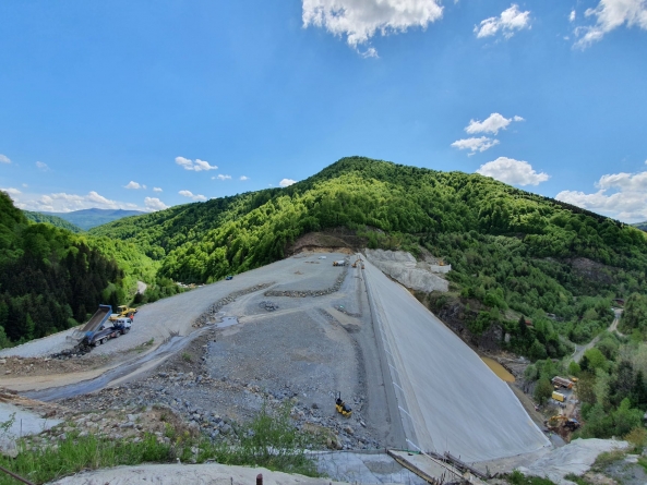 Muncă intensă în Maramureș: Ritm susținut la realizarea obiectivului „Baraj Runcu”. Care este stadiul lucrărilor, la începutul verii (FOTO)