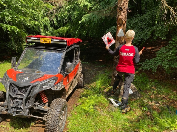 Lucrări tipice sezonului estival: Salvatorii montani maramureșeni au marcat traseul turistic care leagă Blidari de județul Satu Mare (FOTO)