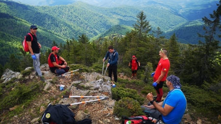 Lucrări tipice sezonului estival: Salvatorii montani maramureșeni au curățat și reabilitat marcajele turistice existente din arealul Munților Țibleșului (FOTO)