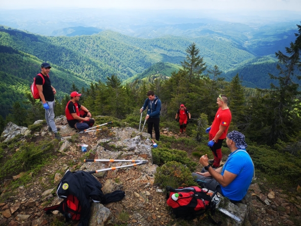 Lucrări tipice sezonului estival: Salvatorii montani maramureșeni au curățat și reabilitat marcajele turistice existente din arealul Munților Țibleșului (FOTO)