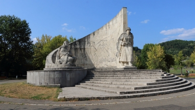 File de istorie în Baia Mare: Istoria mai puțin știută despre Monumentul Ostașului Român, locul unde autoritățile depun coroane de flori de fiecare dată (FOTO)