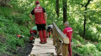 Veste bună: Salvamontiștii maramureșeni au refăcut podețul peste pârâul din rezervația naturală Creasta Cocoșului. Ce lucrări mai sunt anunțate în areal (FOTO)