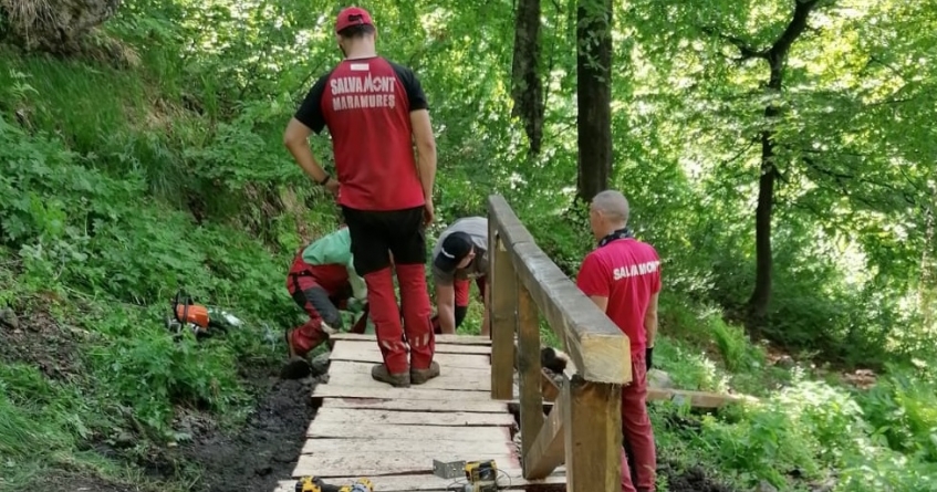 Veste bună: Salvamontiștii maramureșeni au refăcut podețul peste pârâul din rezervația naturală Creasta Cocoșului. Ce lucrări mai sunt anunțate în areal (FOTO)