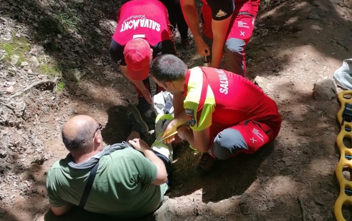 Alertă: Un bărbat s-a accidentat în zona Lacul Albastru din Baia-Sprie. A intervenit Salvamont Maramureș! (VIDEO ȘI FOTO)
