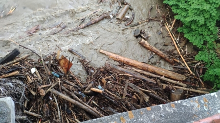 Ape mari: În Maramureș, furtunile au generat scurgeri de pe versanți care au antrenat cantități mari de material lemnos plus deșeuri (FOTO)