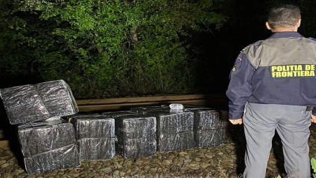 Lunca la Tisa: 4.500 de pachete cu țigări confiscate; Contabandiștii au scăpat sărind în râu