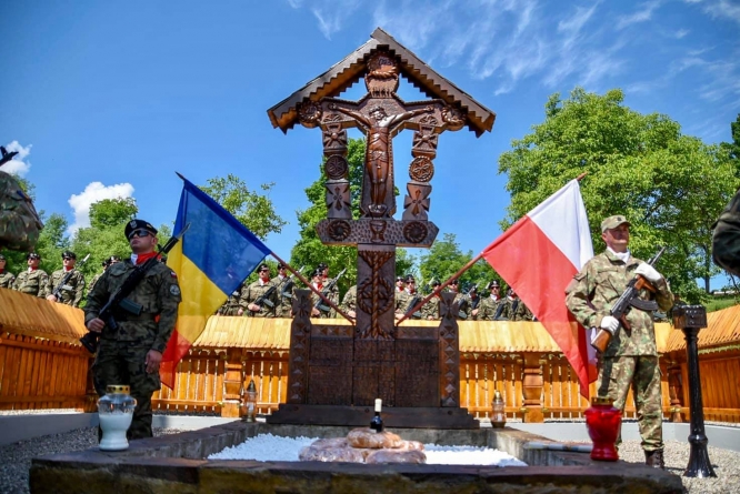 Mare eveniment în Berbești: Militarii maramureșeni au depus coroane de flori la Troița Legionarilor Polonezi, la o sută de ani de relații între cele două țări (FOTO)