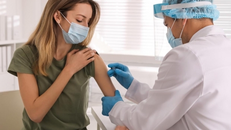Vaccinarea în Maramureș: Peste 199.700 persoane au primit cel puțin prima doză de ser anti-COVID-19. Circa 1.200 pe sate cu echipele mobile