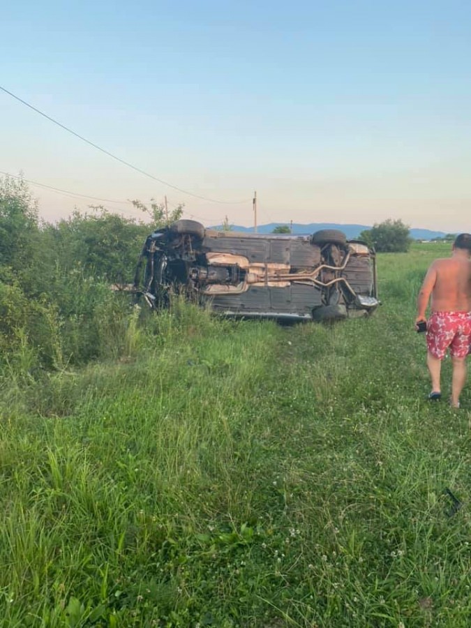 În Mireșu Mare: A pierdut controlul, a intrat cu mașina în șanț și s-a rostogolit de trei ori, oprindu-se pe un câmp
