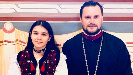 „Maramureș, sfânt pământ”: Tânăra Iulia Ioana Vlad și-a lansat primul cântec; Versurile au fost compuse de arhid. prof. drd. Adrian Dobreanu (FOTO)