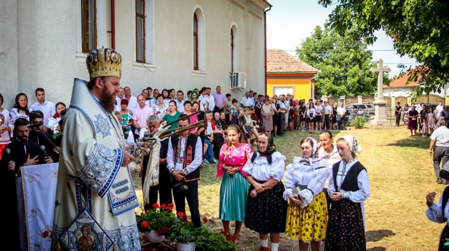 PS Timotei a săvârșit Sfânta Liturghie și a pus piatra de temelie pentru o nouă biserică în parohia cu hramul „Înălțarea Domnului” din Andrid (FOTO)