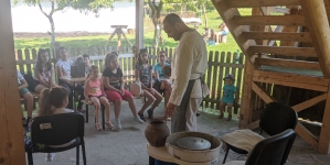 La Muzeul Satului s-a desfășurat primul atelier de vacanță; Copiii au avut ocazia să realizeze vase de lut (FOTO)