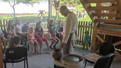 La Muzeul Satului s-a desfășurat primul atelier de vacanță; Copiii au avut ocazia să realizeze vase de lut (FOTO)