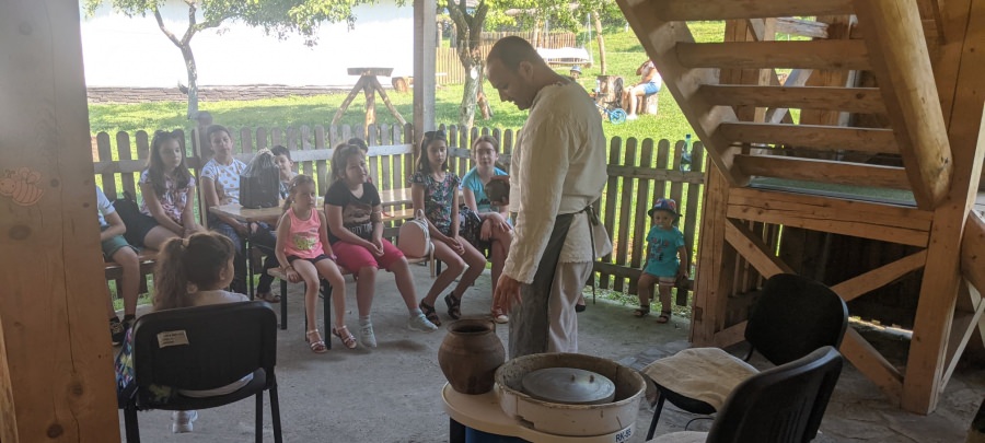 La Muzeul Satului s-a desfășurat primul atelier de vacanță; Copiii au avut ocazia să realizeze vase de lut (FOTO)