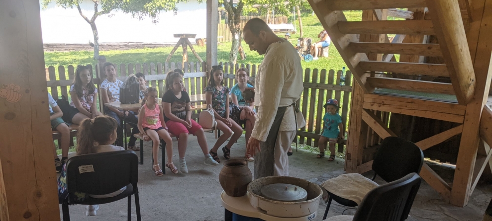 La Muzeul Satului s-a desfășurat primul atelier de vacanță; Copiii au avut ocazia să realizeze vase de lut (FOTO)