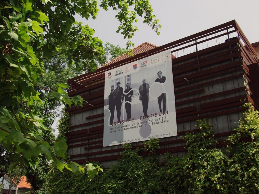 Muzeul Judeţean de Artă «Centrul Artistic Baia Mare» organizează turul ghidat al expoziției temporare «Artiști și toposuri – Un compendiu de istorie culturală în imagini»
