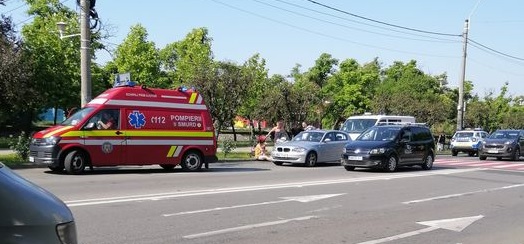 Accident în Baia Mare: O femeie și fetița ei de doi ani în cărucior, lovite pe trecerea de pietoni în zona Buclă. Au ajuns la spital (FOTO)