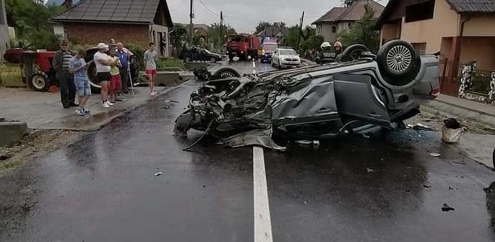 Actualizare: Alertă: Un maramureșean s-a răsturnat cu mașina pe plafon după ce a lovit un podeț, un tractor și un autoturism parcat. Doi bărbați răniți! (FOTO)