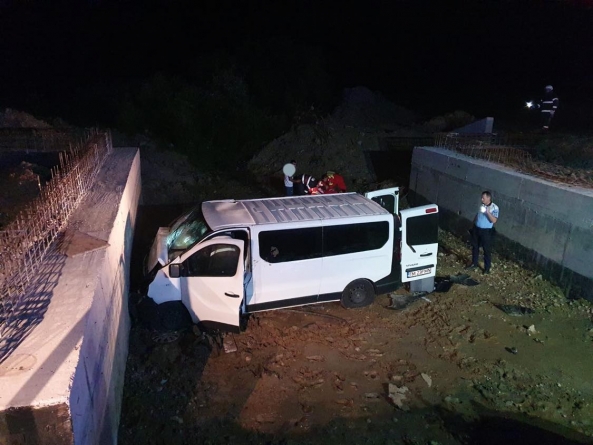 Accident grav în Maramureș: Un microbuz a căzut de pe un pod într-un canal colector, la Gârdani. Cinci bărbați au fost transportați de urgență la spital (FOTO)