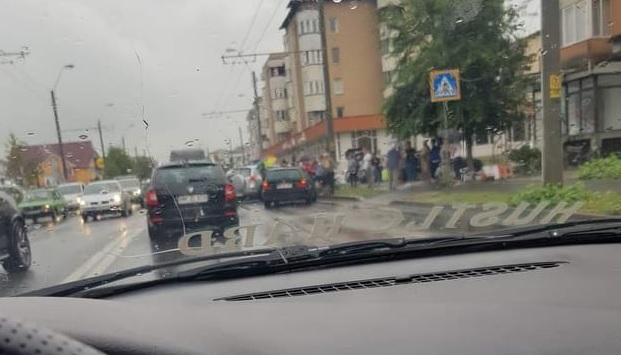 Accident în Baia Mare: Pieton lovit de mașină pe strada Grănicerilor. Alcoolemia șoferului, peste 1 mg/l alcool pur în aerul expirat (FOTO)