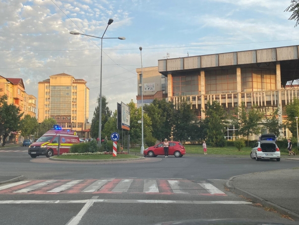 Accident în Baia Mare: O tânără aflată pe trotinetă electrică a fost lovită de mașină în sensul giratoriu din intersecția străzilor Hortensiei și Școlii (FOTO)