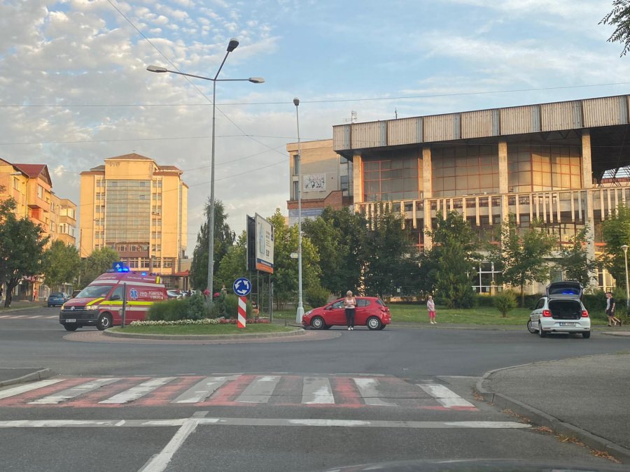 Accident în Baia Mare: O tânără aflată pe trotinetă electrică a fost lovită de mașină în sensul giratoriu din intersecția străzilor Hortensiei și Școlii (FOTO)